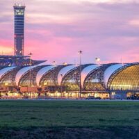 Thailändische Architektur sorgt weltweit für Schlagzeilen: Der internationale Flughafen Suvarnabhumi sichert sich einen Platz auf der UNESCO-Liste der sechs schönsten Flughäfen der Welt für 2024. Das Interesse an Suvarnabhumi ist damit jedoch noch nicht erschöpft: Das exquisite SAT-1-Terminal wurde für den begehrten Prix Versailles Award für das beeindruckendste Flughafendesign der Welt nominiert.