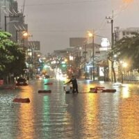 Schwere Regenfälle fegten durch Pattaya und verursachten erhebliche Störungen, da der Verkehr aufgrund großflächiger Überschwemmungen zum Erliegen kam . Während sich die Stadt auf das Loy Krathong Festival vorbereitete , brach gestern, am 15. November, um 17:36 Uhr ein schweres Gewitter aus, das etwa eine Stunde anhielt. Diese Überschwemmung führte zu überschwemmten Straßen , insbesondere in Gebieten, die für Überschwemmungen bekannt sind .