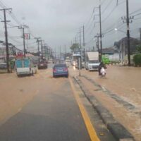 Das thailändische Wetteramt (TMD) warnt, dass es im Süden am Montag und Dienstag aufgrund der Auswirkungen eines tropischen Sturms in der Region zu heftigen Regenfällen kommen wird und vor allem an Berghängen und in tiefer gelegenen Gebieten die Möglichkeit von Sturzfluten besteht.