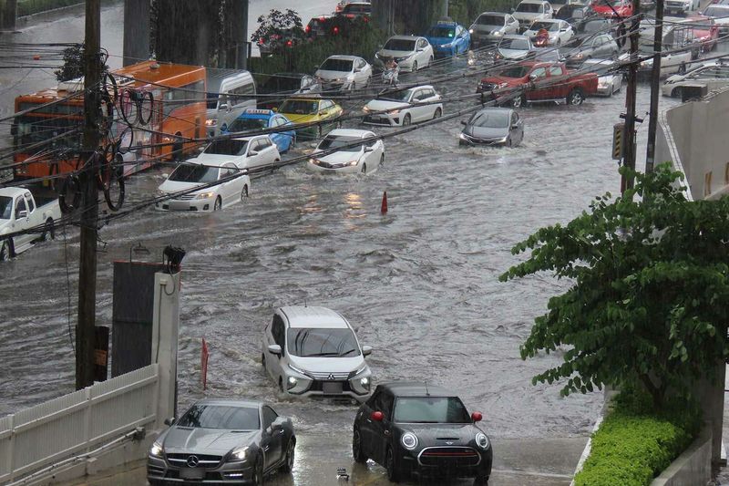Das thailändische Wetteramt (TMD) hat eine Warnung vor schweren Regenfällen herausgegeben, die 13 Provinzen im Süden des Landes betreffen . Es besteht die Gefahr von Sturzfluten und Abschmelzungen der Wälder . Im Norden Thailands wird es zu einem Temperaturabfall von bis zu 5 Grad Celsius kommen .