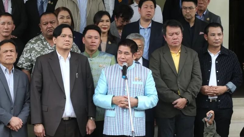Die Palang Pracharath Partei hat gestern (11. Dezember) beschlossen, eine Clique von 20 abtrünnigen Abgeordneten unter der Führung des ehemaligen Generalsekretärs der Palang Pracharath, Thammanat Prompao, aus der Oppositionspartei zu verdrängen.