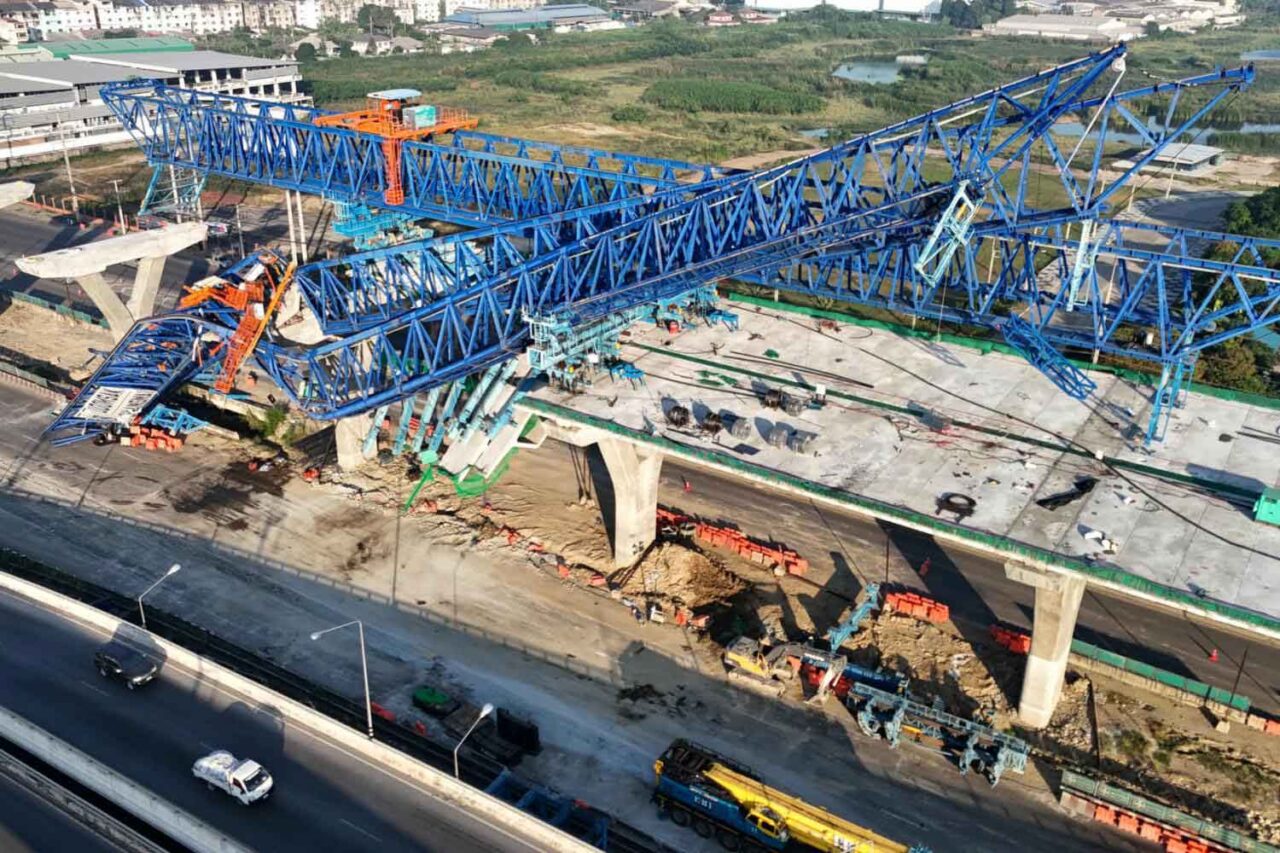 Am 29. November stürzten Stahlträger für das Autobahnbauprojekt M82 auf der Rama II Road im Bezirk Muang in Samut Sakhon ein. Dabei kamen sechs Menschen ums Leben, neun weitere wurden verletzt. (Foto: Straßenbauamt)