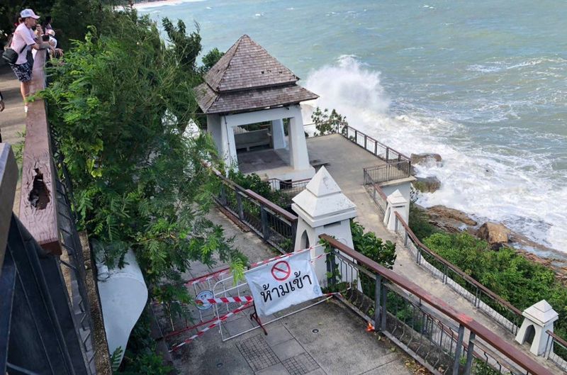 Am Aussichtspunkt Lad Koh am Chaweng Beach auf Koh Samui beobachten Menschen am Freitag das Meer, wo zwei ausländische Touristen, eine davon eine Russin, von den Felsen gefallen und von starken Wellen ins Meer gerissen wurden. (Foto bereitgestellt von Supapong Chaolan)