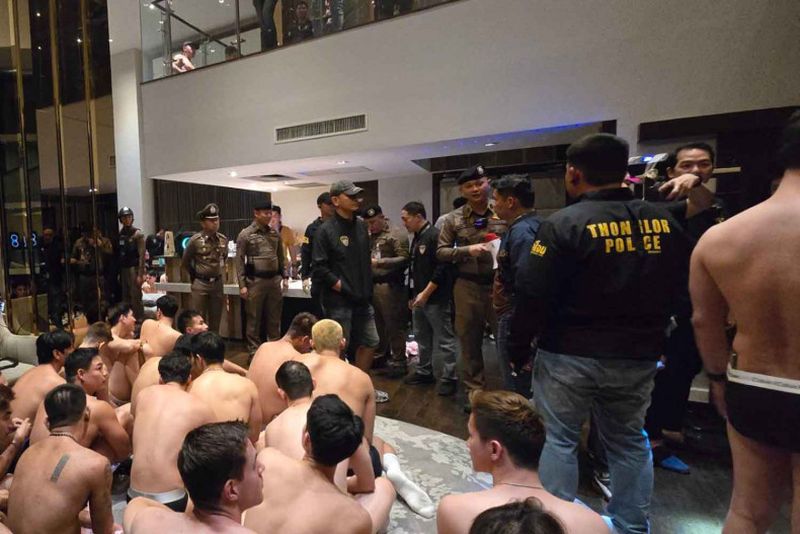 Am frühen Sonntagmorgen durchsuchte die Polizei eine Party mit über 100 Männern in Unterwäsche im S31 Hotel in Bangkok. Am frühen Sonntagmorgen verhaftete die Polizei mehr als 120 Menschen, die nur Unterwäsche trugen und in einem Hotelzimmer in Bangkok unter Drogeneinfluss feierten.