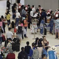 Die Airports of Thailand ( AoT ) rechnen während des Neujahrs mit einem Anstieg der Zahl der Inlands- und Auslandsflüge vom und zum Flughafen Don Mueang um 13,3 % , wobei 717.002 Passagiere erwartet werden. Die Zahl der für diesen Zeitraum geplanten Flüge stelle eine Erholung um 88,62 % im Vergleich zu den Zahlen in den Jahren vor der Covid-19 Pandemie dar, sagte AoT-Präsidentin Kerati Kijmanawat am Samstag.