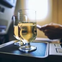 In einer beispiellosen Wendung der Ereignisse gelang es den Passagieren an Bord des Jungfernflugs von Air India Express von Surat (Indien) nach Bangkok, den gesamten Alkoholvorrat des Flugzeugs auszutrinken, bevor sie ihr Ziel erreichten. Der Flug, der zu einer denkwürdigen Reise auf seiner neuen Route aufbrach, erlebte ein unerwartetes Maß an Alkoholkonsum unter den Passagieren, was zu einer Geschichte führte, die weltweit viral ging.