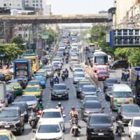 Das Metropolitan Police Bureau ( MPB ) hat mit sofortiger Wirkung für die meisten Straßen der Stadt eine neue Höchstgeschwindigkeitsbegrenzung von 60 Kilometern pro Stunde (ausgenommen Hauptverkehrsstraßen) und 50 Kilometer pro Stunde in der Nähe des Großen Palastes festgelegt .