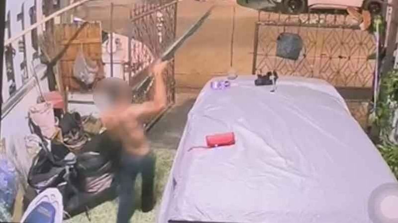 Ein Mann verursachte in einem Viertel in Nong Chok in Bangkok Chaos, indem er eine Schrotflinte schwang und Polizisten zu einer Schlägerei herausforderte . Die Anwohner waren frustriert über den Aufruhr, den der betrunkene Mann verursachte. Dieser Vorfall ereignete sich gestern, am 11. Dezember, gegen 22:30 Uhr, wie aus einem Bericht der örtlichen Polizei hervorgeht.