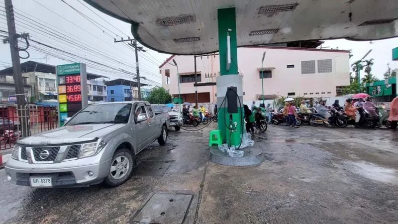 Einwohner der Stadt Betong in der südlichsten Provinz Yala nahe der malaysischen Grenze haben sich bei anhaltendem sintflutartigem Regen an den Zapfsäulen angestellt, um Benzin zu tanken, weil sie einen Engpass befürchten, da die Hauptverkehrsstraße in die Stadt Yala gesperrt ist und einige Zapfsäulen keinen Nachschub mehr haben, berichtete die Zeitung Naewna.
