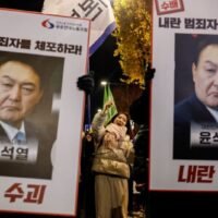 Demonstranten halten während einer Mahnwache bei Kerzenlicht riesige Plakate hoch, um den Rücktritt des südkoreanischen Präsidenten Yoon Suk Yeol am Donnerstagabend in Seoul zu fordern.