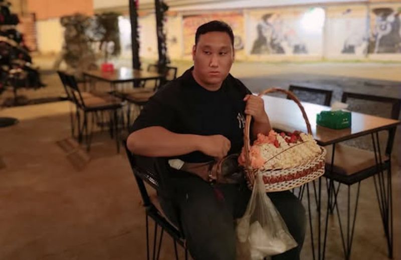 Ein junger thailändischer Social-Media- Influencer ist kurz nachdem er für 30.000 Baht angeheuert worden war, um eine 350-ml-Flasche Whisky zu trinken, gestorben. Thanakarn Kanthee, alias „Bank Leicester“, 21, wurde gestern am Donnerstag um 3.40 Uhr morgens in einem Krankenhaus für tot erklärt.