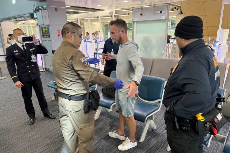 Vier Ausländer und drei Thailänder wurden festgenommen. Ihnen wird vorgeworfen, in Thailand Sexvideos gedreht und diese weltweit verkauft zu haben.Polizeigeneralmajor Sarut Kwaengsopha, Kommandeur der Abteilung zur Bekämpfung des Menschenhandels, gab am Montag Einzelheiten bekannt. Er sagte, die Festnahmen seien im Rahmen einer laufenden Operation zur Unterbindung der Produktion von Sexvideos in Thailand erfolgt.