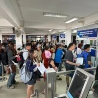 Während der Neujahrsfeiertage kommen täglich bis zu 140.000 Reisende nach Thailand und es werden Vorbereitungen getroffen, um über 150.000 pro Tag aufzunehmen. Die lebhafte Neujahrsfestzeit hat zu einem sprunghaften Anstieg der Gesamtzahl der Einreisenden auf 140.000 pro Tag geführt, während das Einwanderungsbüro bereit ist, über 150.000 pro Tag aufzunehmen, berichtete die Zeitung Thai Rath gestern Nachmittag (30. Dezember).