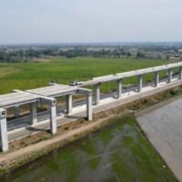 Das Verkehrsministerium beabsichtigt, im nächsten Jahr fast 300 Milliarden Baht in den Ausbau einer Reihe von zweigleisigen Eisenbahnstrecken zu investieren. Verkehrsminister Suriya Jungrungreangkit kündigte den Plan an, die Umsetzung der zweiten Phase zu beschleunigen, die sechs zweigleisige Eisenbahnprojekte umfassen wird. Diese Routen umfassen insgesamt 1.312 Kilometer mit einem Gesamtbudget von 298,06 Milliarden Baht.