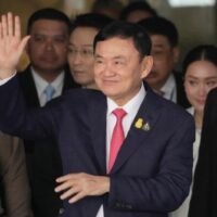 In einer scharfen Kritik an der gegenwärtigen Regierung Thailands erklärte der ehemalige demokratische Abgeordnete Thepthai Senapong kühn, dass der wahre Dirigent hinter den Kulissen der ehemalige Premierminister Thaksin Shinawatra sei, trotz der offiziellen Führungsrolle seiner Tochter Paetongtarn Shinawatra.