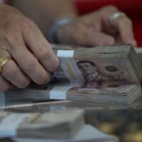 Die thailändische Währung fiel im frühen Handel am Donnerstag auf ein Dreimonatstief von 34,61 zum Greenback, verglichen mit dem Schlusskurs vom Mittwoch von 34,20, da der Dollar und die Renditen von US-Anleihen nach der über Nacht erfolgten Zinssenkung der US-Notenbank um 25 Basispunkte (Bp.) an Stärke gewannen.