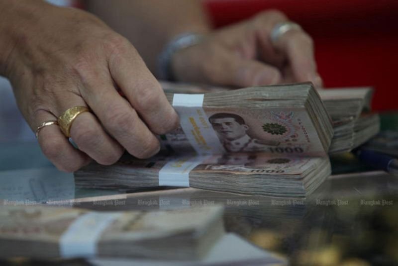 Die thailändische Währung fiel im frühen Handel am Donnerstag auf ein Dreimonatstief von 34,61 zum Greenback, verglichen mit dem Schlusskurs vom Mittwoch von 34,20, da der Dollar und die Renditen von US-Anleihen nach der über Nacht erfolgten Zinssenkung der US-Notenbank um 25 Basispunkte (Bp.) an Stärke gewannen.