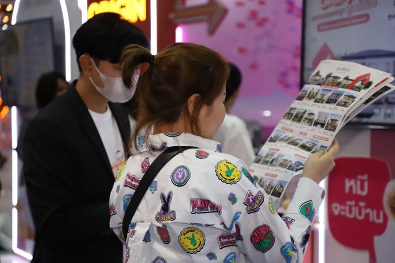 Potenzielle Käufer schauen sich die Angebote der House and Condo Show im Mai 2024 an.