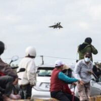 Taiwans Verteidigungsministerium meldete am Dienstag eine Zunahme chinesischer Militäraktivitäten rund um die Insel, darunter den Einsatz von 47 Militärflugzeugen. Nach der Rückkehr seines Präsidenten von einer Reise in die USA befindet sich Taiwan in höchster Alarmbereitschaft.