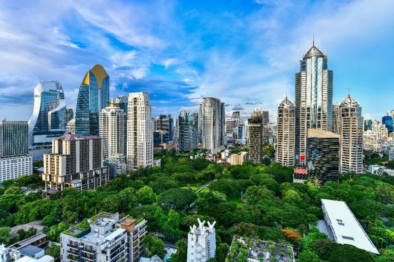 Bangkok ist eine riesige Metropole mit 12 Millionen Einwohnern, aber es gibt einige Stadtteile, die jeder immer wieder gerne besucht. Das Viertel Sukhumvit in Bangkok ist mit seiner großen Auswahl an Restaurants, Bars, Unterhaltungsvierteln und fantastischen modernen Einkaufszentren wahrscheinlich das beliebteste Viertel in der Hauptstadt.