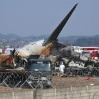 Südkorea war am Montag erschüttert über den Verlust von 179 Menschen, nachdem ein Flugzeug der Fluggesellschaft Jeju Air bei einer Bruchlandung in Flammen aufging. Ein Team von US-Ermittlern unterstützte die lokalen Behörden bei der Untersuchung der möglichen Todesursache.