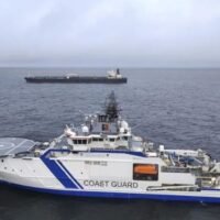 Die finnischen Behörden haben ein Schiff mit Verbindungen zum benachbarten Russland festgehalten, während sie untersuchen, ob es ein Stromkabel und mehrere Datenkabel in der Ostsee beschädigt hat, teilte die Polizei mit. Es handelt sich um den jüngsten Vorfall, bei dem es zu einer Störung wichtiger Infrastruktur in der Region kam.