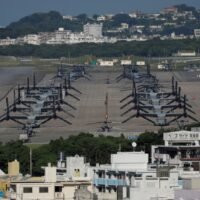 Nach jahrelangen Spannungen mit der Bevölkerung Japans sollen bis zu 9.000 Soldaten verlegt werden. Die Vereinigten Staaten haben mit der Verlegung Tausender Marines von der japanischen Insel Okinawa begonnen, teilten Beamte in Tokio und Washington am Samstag mit, nachdem es in der örtlichen Bevölkerung seit Jahrzehnten zunehmende Beschwerden über die amerikanische Militärpräsenz gegeben hatte.