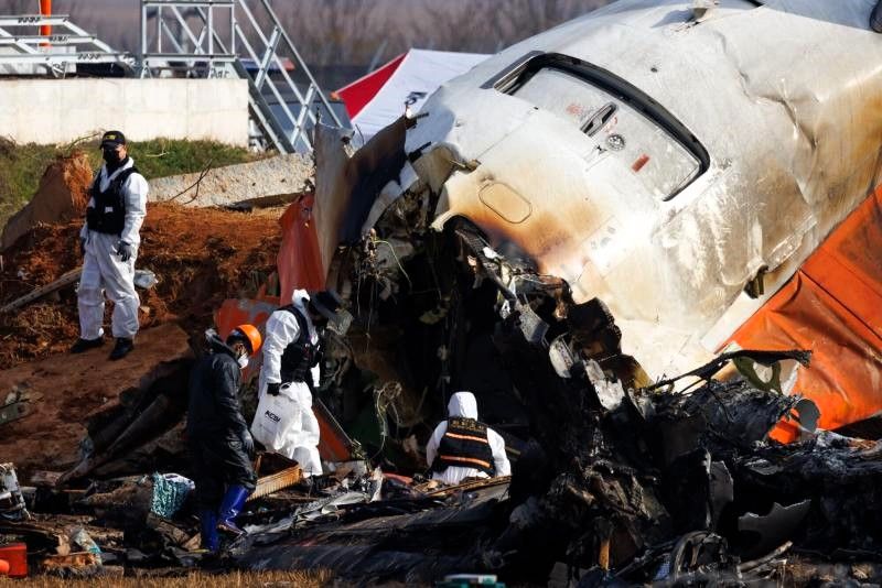 Südkoreanische Soldaten durchkämmen am Montag ein Feld nach Beweisen an der Absturzstelle des Jeju-Air-Fluges 2216 am internationalen Flughafen Muan in Südkorea. Ermittler, die die Ursache des schlimmsten zivilen Flugunfalls aller Zeiten in Südkorea untersuchen, werden sich auf einen Vogelschlag und den ungewöhnlichen Fahrwerksausfall in den letzten Momenten des schicksalhaften Fluges konzentrieren