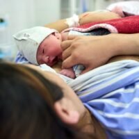 Thailand ist in den Mittelpunkt globaler Besorgnis gerückt, da es zu den drei Ländern mit dem stärksten Rückgang der Geburtenrate gehört und nur noch von Südkorea und China übertroffen wird. Über einen Zeitraum von 74 Jahren verzeichnete Thailand einen alarmierenden Rückgang von 81 % und übertraf damit in dieser demografischen Verschiebung sogar Japan, wie aus dem jüngsten Global Statistics-Bericht hervorgeht, der auf Daten der Bevölkerungsabteilung der Vereinten Nationen basiert.