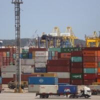 Poonpong Naiyanapakorn, der Generaldirektor des Handelspolitik- und Strategiebüros, sagte, dass die Exporte im Gesamtjahr voraussichtlich um 5,2 % gegenüber dem Vorjahr steigen werden. Herr Poonpong sagte, Thailands Exporte würden in diesem Jahr voraussichtlich einen historischen Höchststand von 300 Milliarden Dollar erreichen.