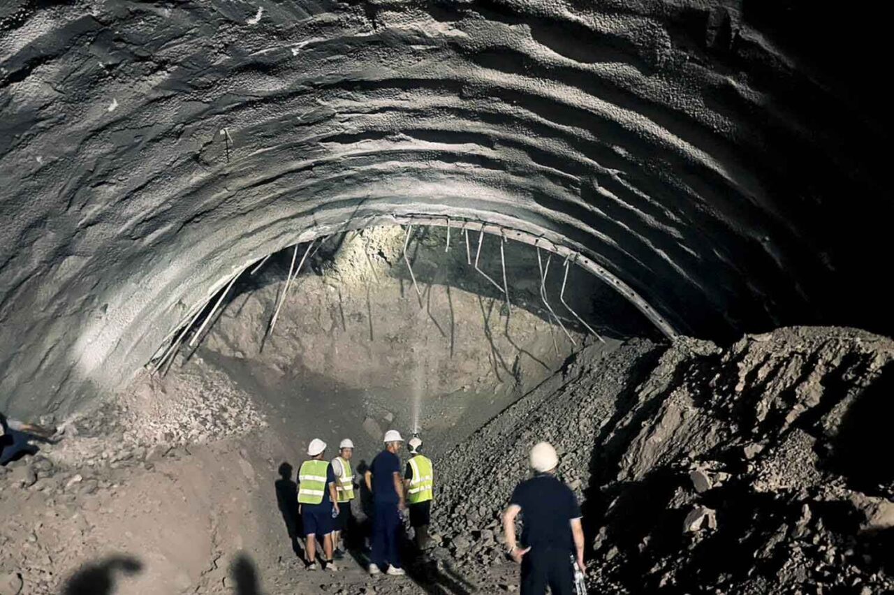 Rettungskräfte betreten im August einen eingestürzten Abschnitt des Hochgeschwindigkeitsbahntunnels im Bezirk Pak Chong in Nakhon Ratchasima. Bei dem Vorfall kamen zwei chinesische und ein myanmarischer Arbeiter ums Leben. Staatliche Eisenbahn von Thailand