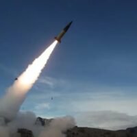 die US-Armee bei scharfen Feuertests des Army Tactical Missile System (ATACMS) auf der White Sands Missile Range in New Mexico.