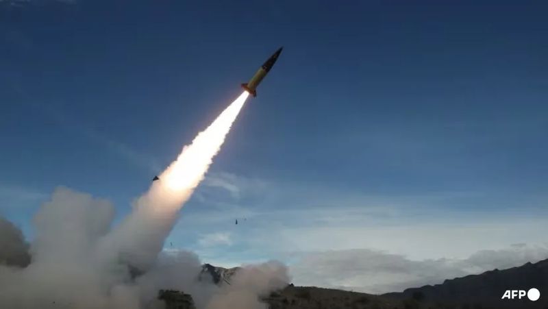 die US-Armee bei scharfen Feuertests des Army Tactical Missile System (ATACMS) auf der White Sands Missile Range in New Mexico.