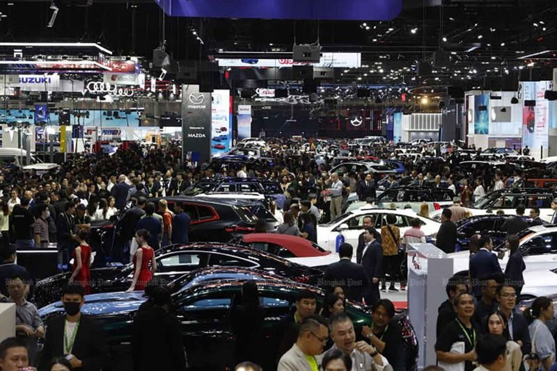 Die schleppenden Autoverkäufe werden die thailändische Automobilindustrie voraussichtlich noch mindestens ein bis zwei Jahre plagen . Laut Hyundai Mobility Thailand, einer Tochtergesellschaft des südkoreanischen Automobilherstellers Hyundai Motor Group, werden die gesamten Inlandsverkäufe voraussichtlich bis 2024 auf 560.000 Einheiten einbrechen.Im Jahr 2023 beliefen sich die Verkäufe auf 775.780 Einheiten.