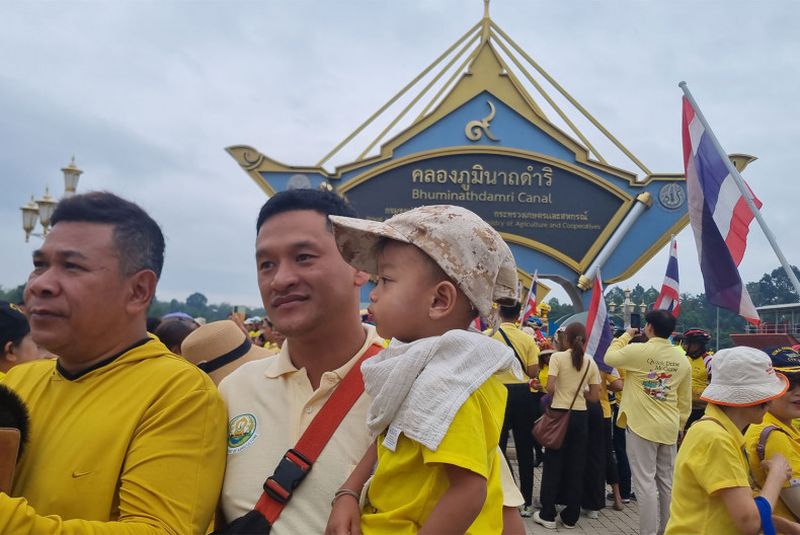 Menschen im Bezirk Hat Yai in Songkhla versammeln sich am Wassertor Na Khuan an der Mündung des Bhuminathdamri-Kanals, um Seiner Majestät König Bhumibol Adulyadej dem Großen ihren Respekt und ihre Treue zu erweisen und den Geburtstag des verstorbenen Königs sowie den Vatertag am Donnerstag zu begehen.