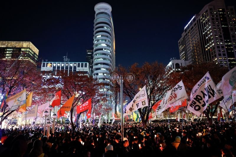 Menschen nehmen am Mittwochabend in Seoul an einer Mahnwache bei Kerzenlicht teil, um die überraschende Ausrufung des Kriegsrechts durch den südkoreanischen Präsidenten Yoon Suk Yeol zu verurteilen, die Stunden später wieder aufgehoben wurde, und seinen Rücktritt zu fordern. (Foto: Reuters)