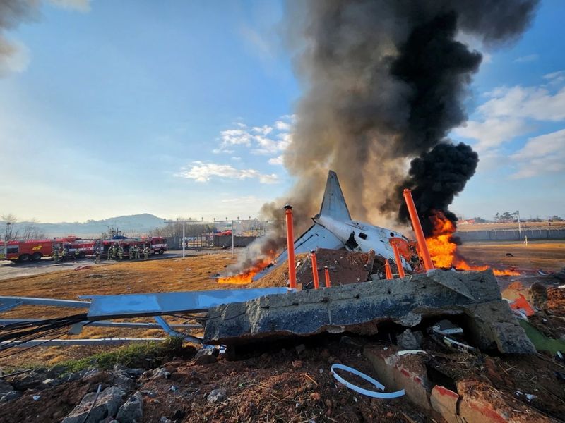 Mindestens 28 Menschen kamen am Sonntag ums Leben, als ein Flugzeug am südkoreanischen Muan International Airport von der Landebahn abkam und abstürzte, berichtete die Nachrichtenagentur Yonhap. An Bord des Flugzeugs befanden sich zwei thailändische Staatsbürger, ihr Schicksal ist noch immer ungewiss.