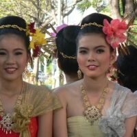 Eine kürzlich von Bangkok Matching, einer namhaften Partnervermittlung, durchgeführte Umfrage hat Licht auf die Vorlieben thailändischer Männer bei der Partnerwahl geworfen. Die Ergebnisse zeichnen das Bild der idealen Frau mit heller Haut, einer Größe von mindestens 160 Zentimetern und einem monatlichen Einkommen von rund 30.000 ฿. Diese Erkenntnisse bieten faszinierende Einblicke in die aktuelle Dating- und Beziehungsdynamik in Thailand. Die Umfrage ergab, dass bemerkenswerte 80 % der teilnehmenden Männer mehr Wert auf den Charakter und die Selbstständigkeit einer potenziellen Partnerin legen als auf ihren Beruf.