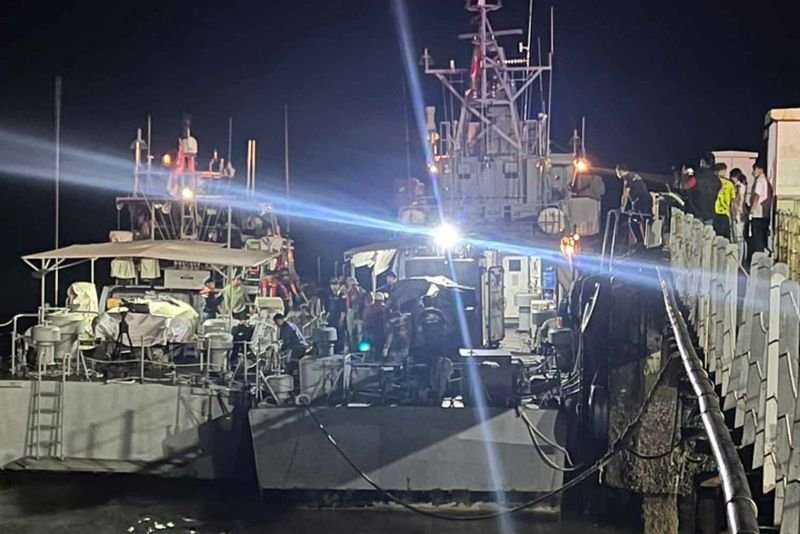 Patrouillenschiffe der thailändischen Marine legen in Ranong an, nachdem sie die Besatzung eines thailändischen Trawlers gerettet haben, der von drei myanmarischen Schiffen beschossen wurde. Dabei starb eine Person und zwei wurden verletzt. Die Verletzten wurden in ein örtliches Krankenhaus gebracht.