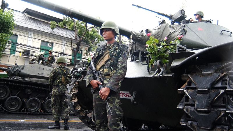 Thailands regierende Pheu Thai Partei führt eine Kampagne zur Einführung von Anti-Putsch-Gesetzen an, die die Macht des Militärs im politischen Bereich einschränken sollen.Dieser Schritt ist Teil einer umfassenderen Strategie zum Schutz der Demokratie des Landes durch die Verhinderung künftiger Militärputsche, die Thailands politische Landschaft in der Vergangenheit erschüttert haben.