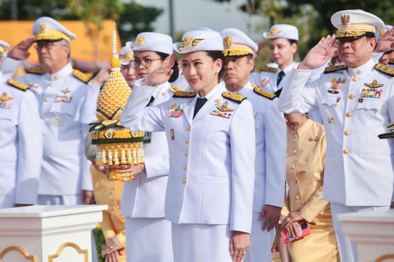 Premierministerin Paetongtarn Shinawatra leitet eine Zeremonie, bei der Blumenkränze an der Statue des verstorbenen Königs im King Rama IX Memorial Park im Dusit-Bezirk von Bangkok niedergelegt werden. (Foto: Government House)