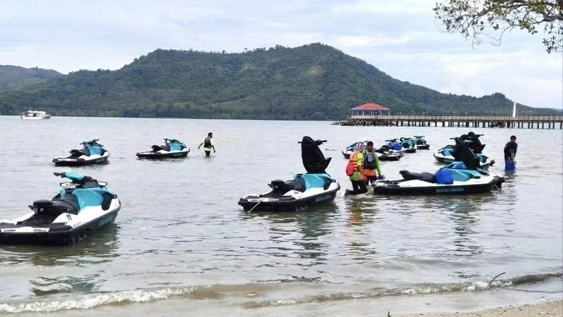 Beamte in Phuket führten gestern, am 9. Dezember, eine gründliche Inspektion am Laem Sai Pier in Tambon Thepkrasattri durch und entdeckten dabei 10 nicht lizenzierte Jetskis, die an Touristen vermietet wurden . Diese Aktion war Teil einer umfassenderen Initiative zur Einhaltung der Seeverkehrsvorschriften.