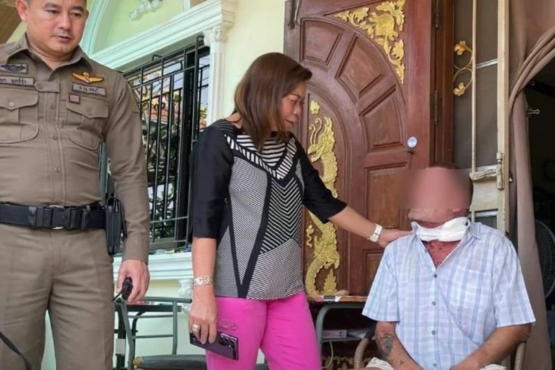 Einem Thailänder gelang es, seinen Schweizer Freund bei einem Selbstmordversuch in einem Haus in Pattaya zu retten . Der Selbstmordversuch war angeblich auf finanzielle Verluste im Zusammenhang mit seiner thailändischen Ex-Frau zurückzuführen. Der 37-jährige Thailänder suchte dringend Hilfe bei der Polizeistation Nong Prue , nachdem er seinen 66-jährigen Schweizer Freund blutüberströmt im Badezimmer sitzend vorgefunden hatte. Trotz der Bitte des Schweizers, ihn sterben zu lassen.