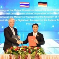 Thailand und Deutschland bekräftigten ihr Engagement für die Verbesserung der Schienenverkehrssysteme mit einem Schwerpunkt auf Effizienz und ökologischer Nachhaltigkeit. Verkehrsminister Suriya Jungrungreangkit kündigte in Bangkok die Erneuerung des Abkommens an , mit dem ihre Zusammenarbeit um weitere zwei Jahre verlängert wird .