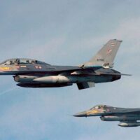 Als schnelle Reaktion auf eine potenzielle Sicherheitsbedrohung wurden gestern zwei F-16-Kampfflugzeuge der thailändischen Luftwaffe eingesetzt, um ein nicht identifiziertes Flugzeug abzufangen, das in den thailändischen Luftraum eindrang. Der Vorfall ereignete sich über dem Distrikt Popphra in der Provinz Tak, die an die Gemeinde Myawaddy in Myanmar grenzt.