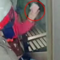 Die Facebook-Nachrichtenseite Social Hunter 2022 hat gestern, am 22. Dezember, das Video geteilt, das einen Verkehrspolizisten der Polizeistation Rattanathibet zeigt, der in einer Polizeiwache von einem Motorradfahrer und seiner Frau eine inoffizielle Geldstrafe eintreibt . Die Seite hat den Beitrag mit der Überschrift versehen…