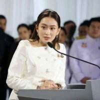 Premierministerin Paetongtarn Shinawatra steht unter großem Druck, das thailändische Repräsentantenhaus aufzulösen, weil sie angeblich nicht in der Lage ist, die steigenden Stromrechnungen thailändischer Haushalte zu bekämpfen. Führende Politiker, darunter der Aktivist Nattapong Ruangpanyawut, machen sie dafür verantwortlich, dass sie keine niedrigeren Strompreise durchgesetzt hat – eine dringende wirtschaftliche Belastung, die Verbraucher im ganzen Land zu spüren bekommen.