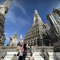 Ausgaben für Luxusgüter dürften im nächsten Jahr den Umsatz um 7,5 Prozent steigern, eine Erholung auf das Vorpandemieniveau bleibt jedoch aufgrund der Konkurrenz aus Japan schwer zu erreichen. Die thailändische Tourismusbehörde (TAT) will im Jahr 2025 40 Millionen ausländische Besucher anziehen und damit Einnahmen in Höhe von 2,8 Billionen Baht erzielen, gab Tourismus- und Sportminister Sorawong Thienthong am Dienstag bekannt.