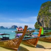 Thailand strebt einen Tourismusboom an und hat eine neue Strategie auf den Weg gebracht, die sowohl den internationalen als auch den inländischen Reiseverkehr ankurbeln soll. Der Tourismussektor erwirtschaftete im Jahr 2023 beachtliche 1,892 Billionen Baht (56 Milliarden US-Dollar), und die Regierung strebt nun bis 2025 beeindruckende Einnahmen von 3,4 Billionen Baht (100 Milliarden US-Dollar) an und möchte über 40 Millionen internationale Besucher begrüßen.
