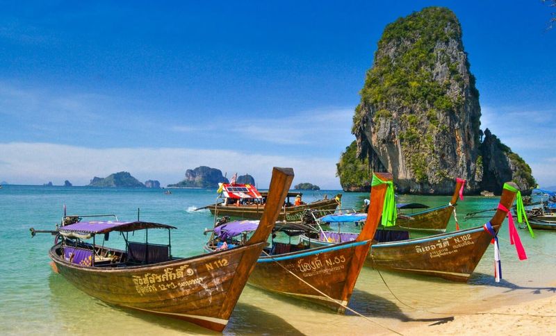 Thailand strebt einen Tourismusboom an und hat eine neue Strategie auf den Weg gebracht, die sowohl den internationalen als auch den inländischen Reiseverkehr ankurbeln soll. Der Tourismussektor erwirtschaftete im Jahr 2023 beachtliche 1,892 Billionen Baht (56 Milliarden US-Dollar), und die Regierung strebt nun bis 2025 beeindruckende Einnahmen von 3,4 Billionen Baht (100 Milliarden US-Dollar) an und möchte über 40 Millionen internationale Besucher begrüßen.